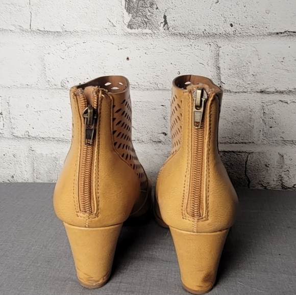 George 4" Tan Ankle Boots - Picture 4 of 8